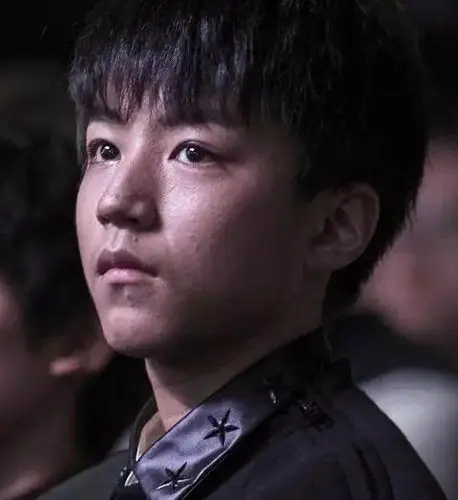 王俊凯近照变黑发福满脸爆痘,小男神你怎么了?