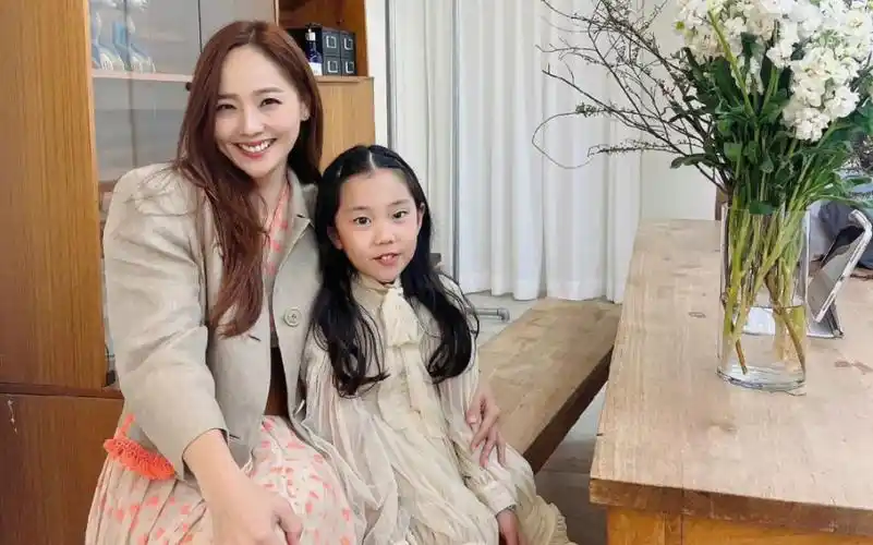 【不老女神柳真】柳真带着大女儿露熙去参加首尔时装周了,女儿有点