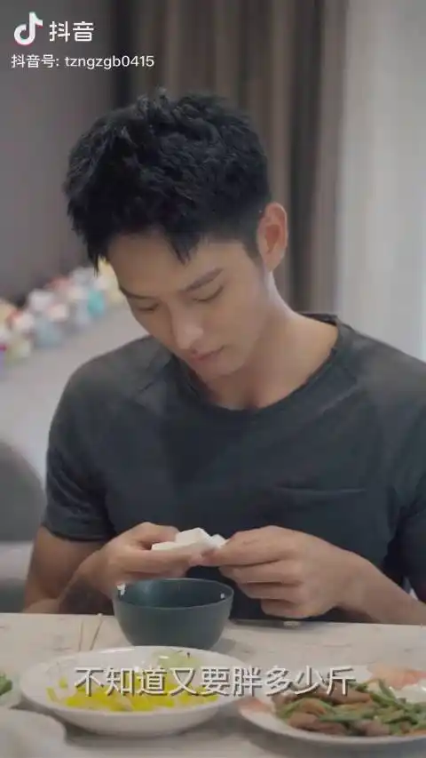 啊? 厉腾:你不是嫌你自己胖吗?赶快起来运动!做做仰卧起坐. 念初:哦