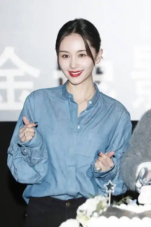 原创王子文单身后终于换风格穿衬衫小黑裤亮相37岁美出新高度