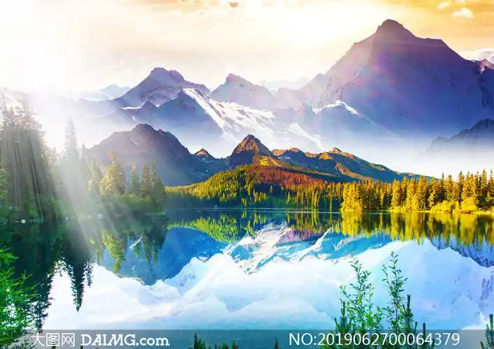 阳光下的山水湖畔摄影图片