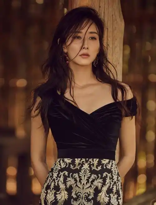 原创42岁阔太胡静晒照儿子成男版自己穿田园风仙得像只精灵