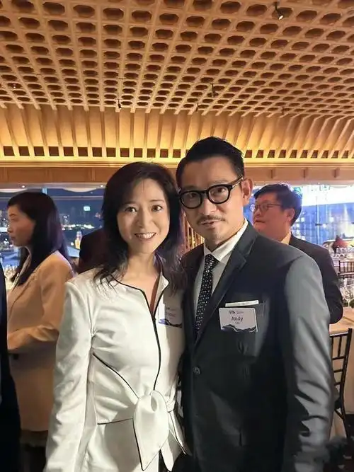 刘德华新造型曝光留小胡子超帅气还与舒淇夫妇参加同一个活动