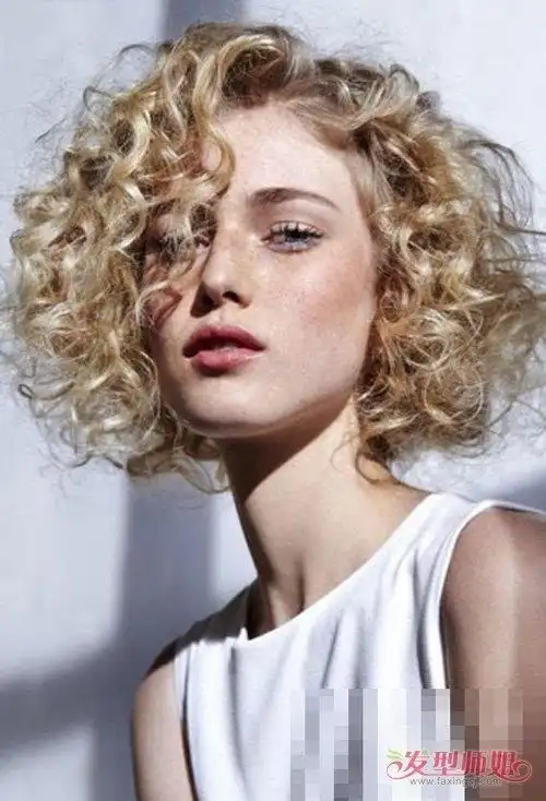 女生烫卷潮流有范的泡面头短发 玩转时尚个性辣眼睛卷发设计