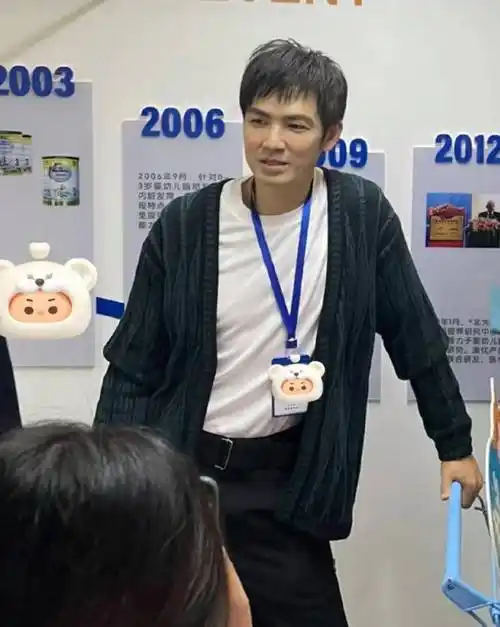 "不老男神"钟汉良曝近况,身形消瘦皱纹明显,打扮帅气似酷小伙_网友