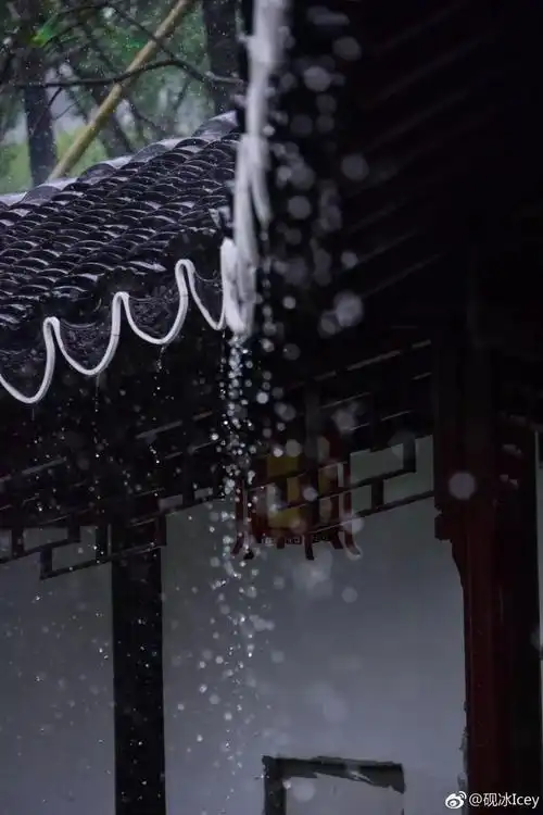 在南京大学我终于找到和你躲雨的最美屋檐