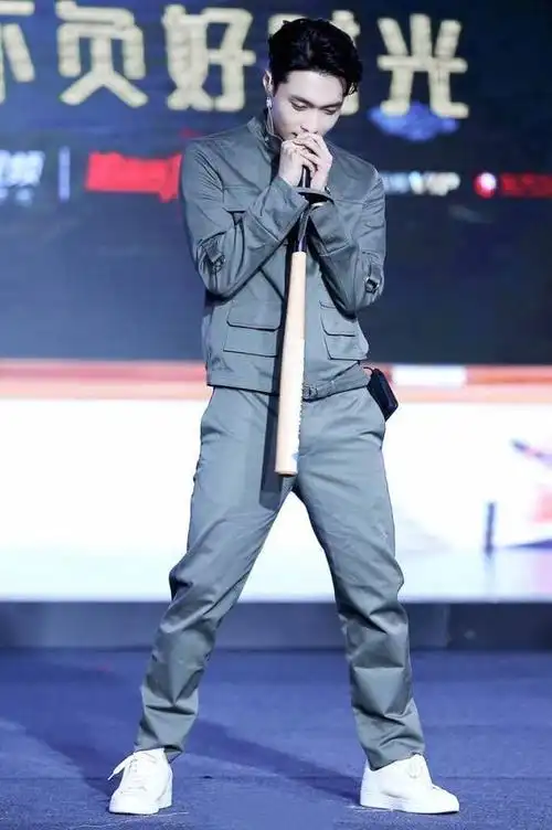 张艺兴新歌碾压鹿凡实力与穿搭逐渐成熟难见粉唇白嫩少年了