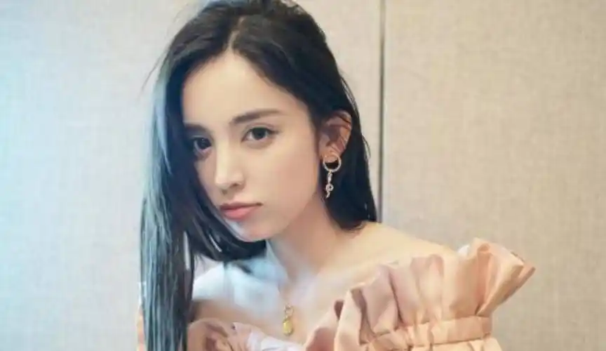 当然,佟丽娅算是前辈,而这两年火爆的当红小花,迪丽热巴和古力娜扎算