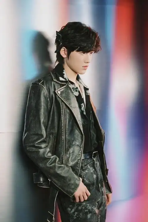 宋亚轩皮衣侧脸随拍