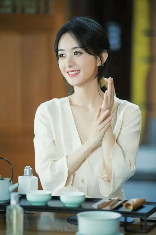 赵丽颖中秋写真.2021年9月21日讯,赵丽颖的一组中秋写真曝光.