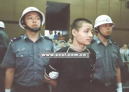 昨(25)日,全省第一个因为故意杀人的艾滋罪犯在乐山被执行枪决.