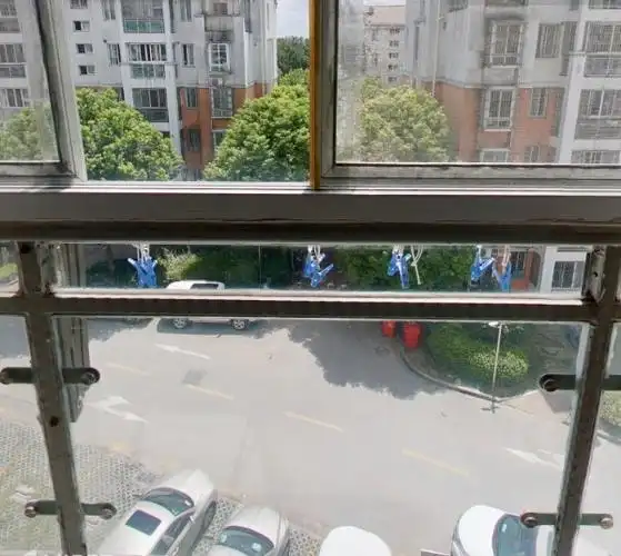 我家房子阳台对着小区里一条南北路,但是前面有一条东西路挡着,算路煞