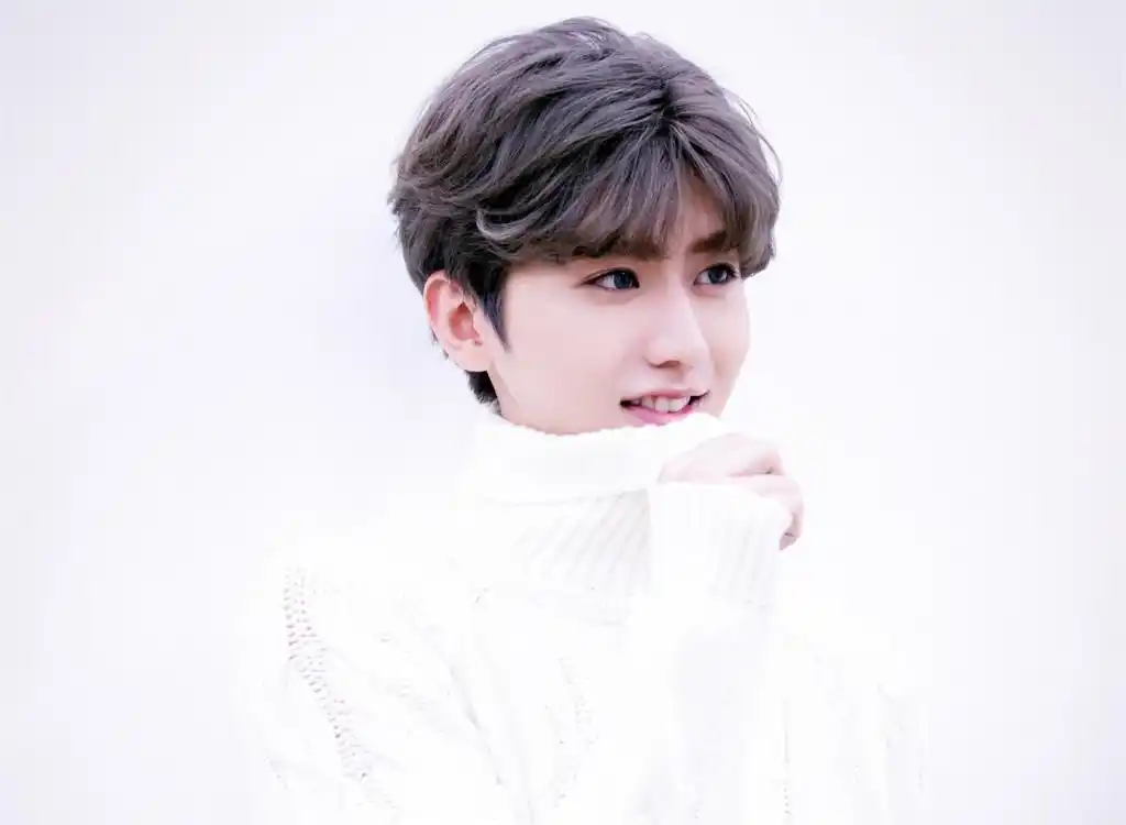 蔡徐坤干净帅气最新壁纸_偶像练习生人气选手