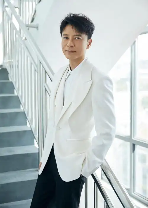 《声生不息》完美收官 李克勤惊喜改编《她来听我的演唱会》