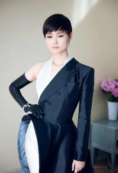 女神| 李宇春:露个事业线告诉你,姐是女神不是春哥!