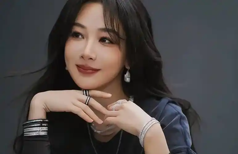 杨紫大学时期学生证曝光网友感叹这才是真正的从小美到大