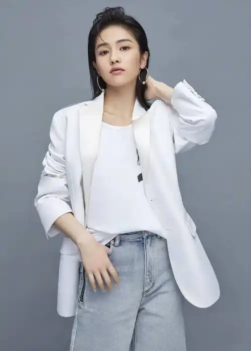 白鹿,在社交平台晒出一组旗袍古韵写真,气质女神,爱上了_合作_许凯_剧