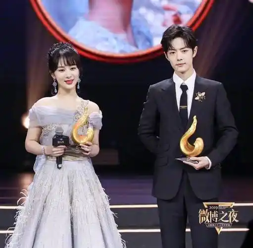 2022年12月6日晚间,有人流出一段肖战杨紫星光大赏后台摸头杀的视频.