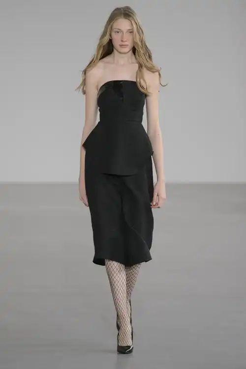 2017法国巴黎时装—机车与连衣裙的搭配