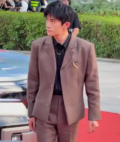 她当年演《奋斗》里的米莱,扎着马尾辫,穿着白裙子,那叫一个