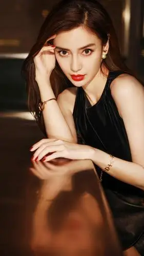 演员杨颖,黑色皮裤套装时尚感十足,来看美美哒照片吧