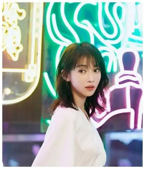 吴谨言再现丸子头,穿搭时髦显身高,和篮球运动员站一起都不输