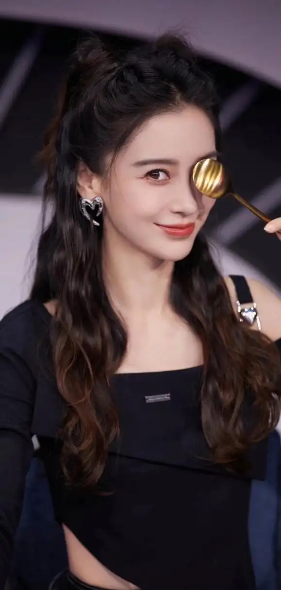 杨颖  高清手机壁纸来喽  杨颖是一位真正的美女,她的美貌和魅力无可