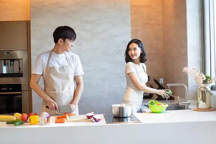 年轻情侣在厨房