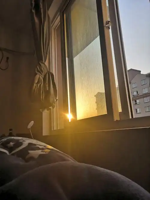 0元玩转这座城
一个小小的房间,一张靠近窗户的床,朝向是太阳升起