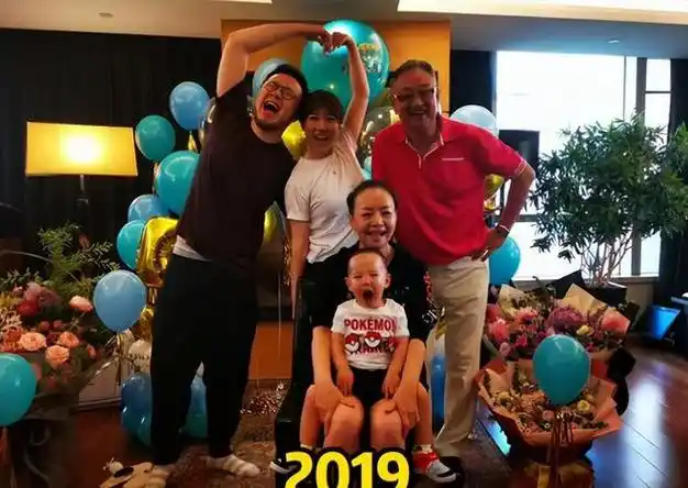 博谷晒照为巴图庆生宋丹丹怀抱孙子笑容满面董事长老公罕露面
