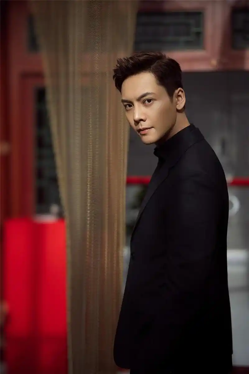 陈伟霆帅气亮相 揭秘西装的正确穿搭