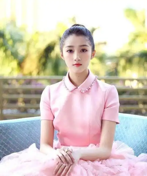 关晓彤深夜醉酒站不稳被2人搀扶上车鹿晗不在身边