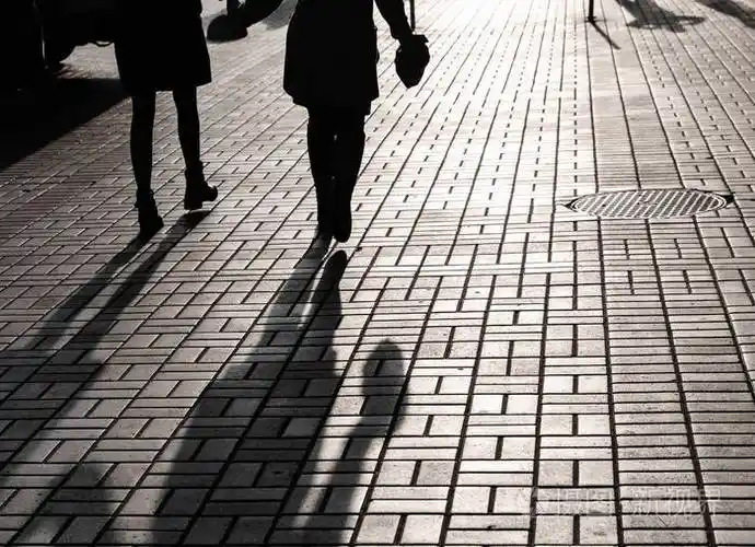 生活方式的概念城市里的光和阴影人们在大城市的街道