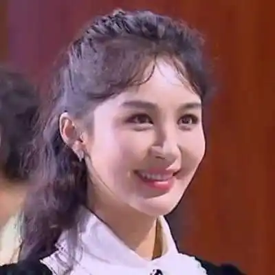 李菲儿"整容"实锤?脸僵到认不出,满脸填充肿得怪吓人