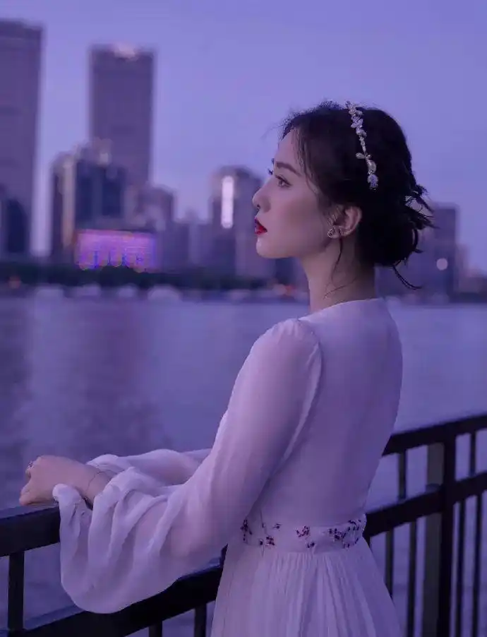 谁说刘诗诗只有天鹅颈看她侧身照才发现一字背仪态没谁了