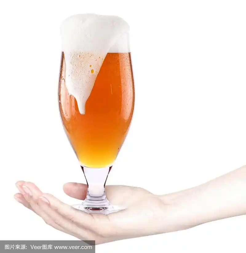 女人手里拿着一杯冰镇啤酒