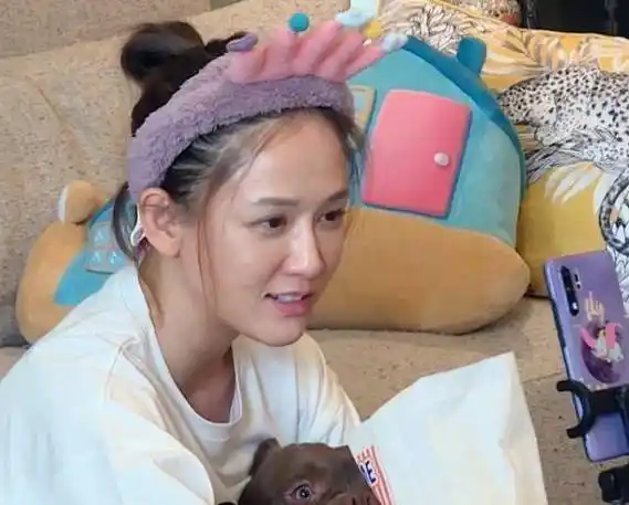 情人眼里出西施?陈乔恩素颜出镜很憔悴,艾伦送彩虹屁很宠溺_关系_什么