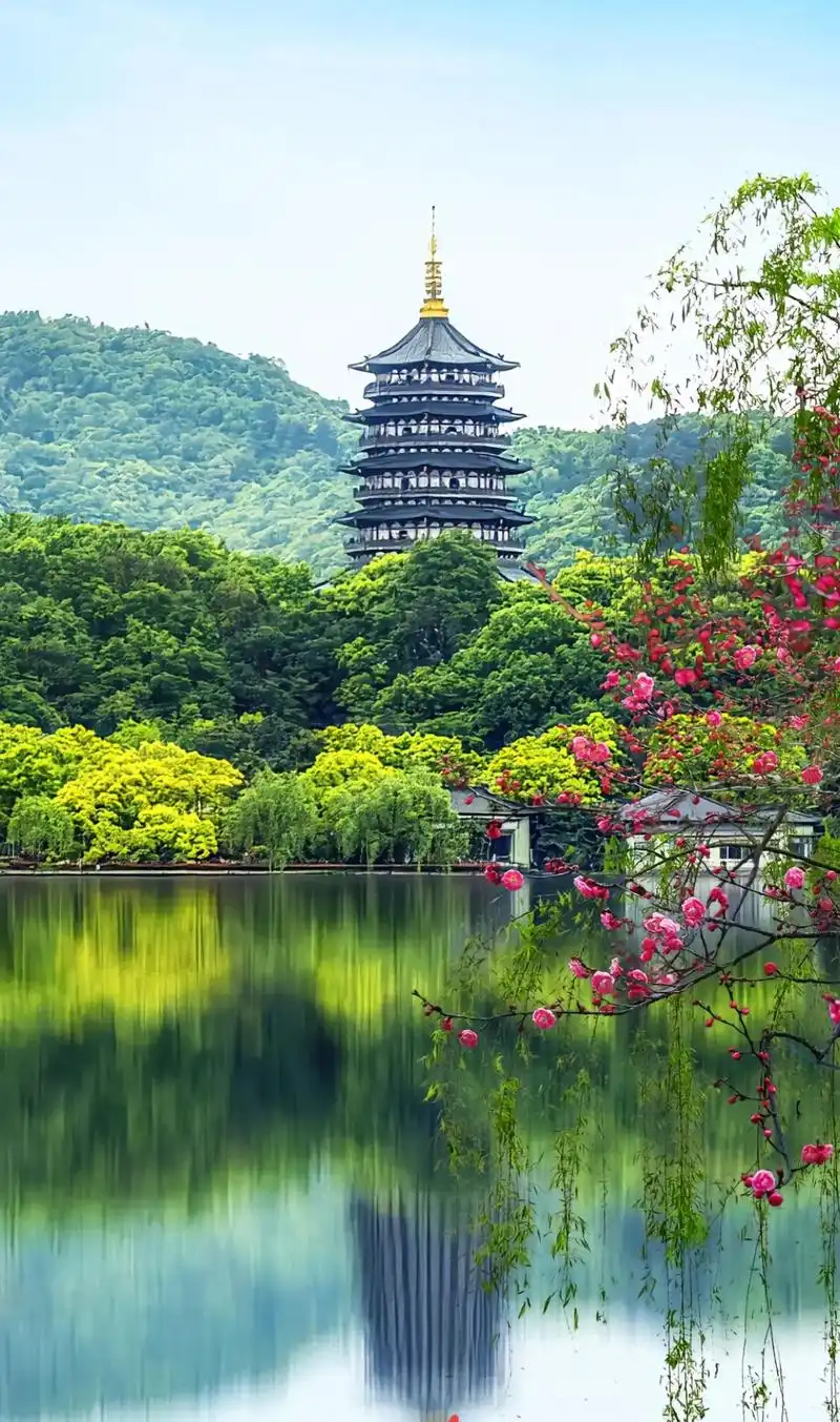 雷峰塔的四季之美 雷峰塔,这座位于中国浙江省杭州市西湖区的古老建筑