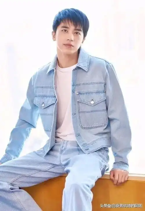 许魏洲还是一个运动健身达人,身材保持的很好,八块