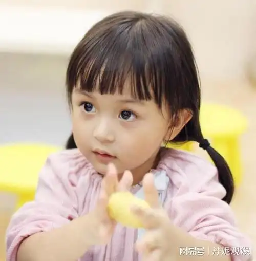 童星刘楚恬2岁出名9岁登上春晚如今她成为父母的骄傲