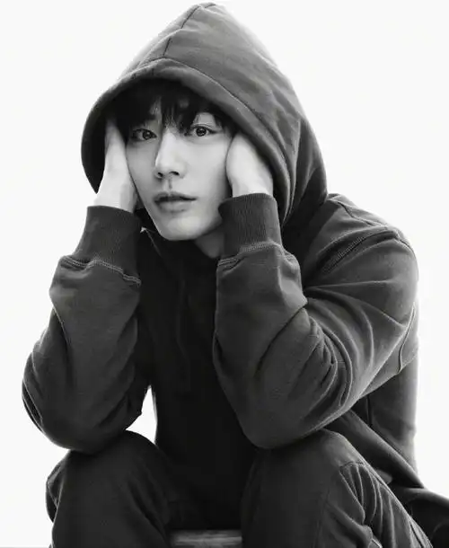 这次的封面照片中,肖战身穿简单的连帽卫衣,和深蓝色外套和白色背心