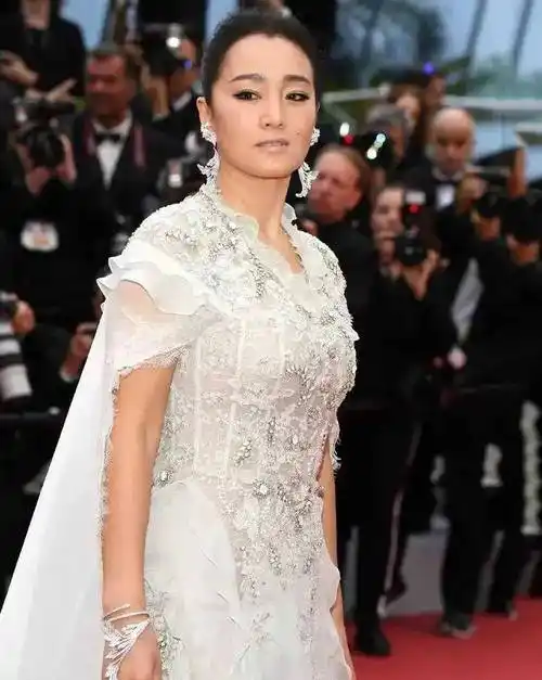 范冰冰参加电影节,白裙蓝花很别致,两眼无神,没有从前的霸气_范爷