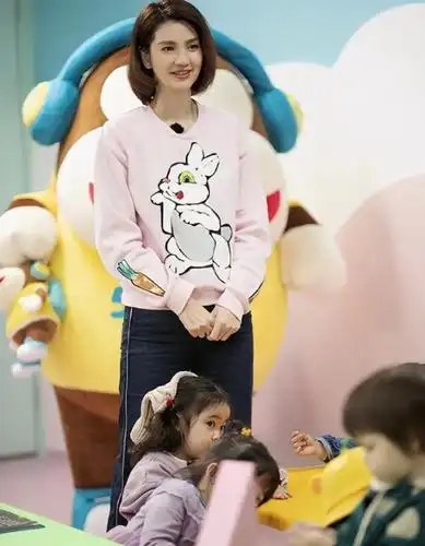 有种遗传叫洪欣女儿6岁容貌不输妈妈网友青出于蓝