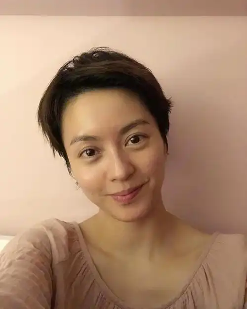 42岁梁咏琪素颜照曝光!零瑕疵水煮肌惊艳网民