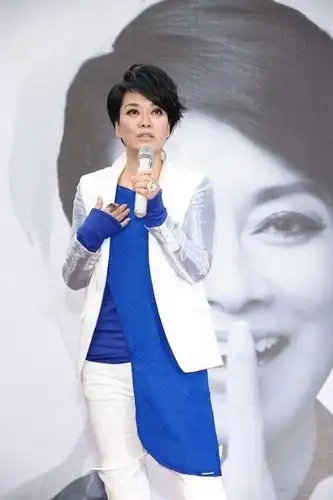 毛阿敏也是个"洋气人",白色西装配蓝色内搭利落大气,知性干练