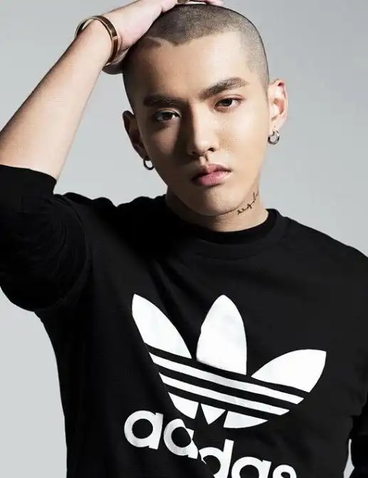 吴亦凡写真黑色卫衣圆寸头纹身抢镜