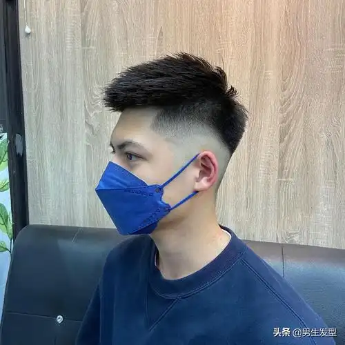 男生只会留"寸头"就out了,2022流行六款发型,剪完帅气又时髦