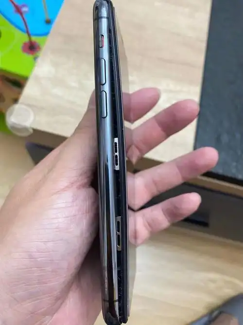 美版iphone11pro电池鼓包