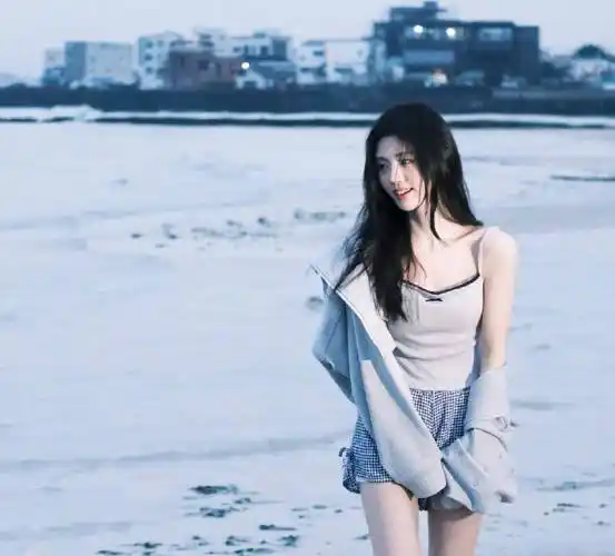 鞠婧祎海边大片惊艳,待播剧各具看点,男主搭档都是帅哥!