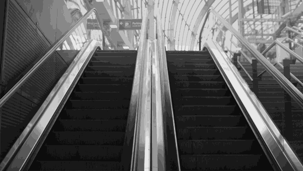 听我的别再用自动扶梯上的毛刷擦鞋了